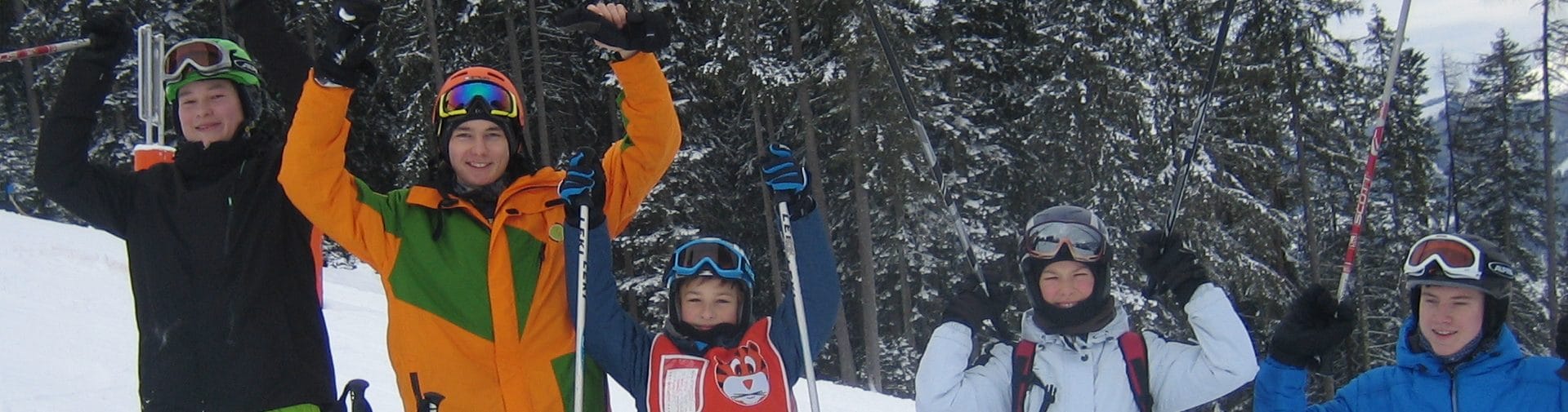 Glückliche Kindergruppe bei Green Orange