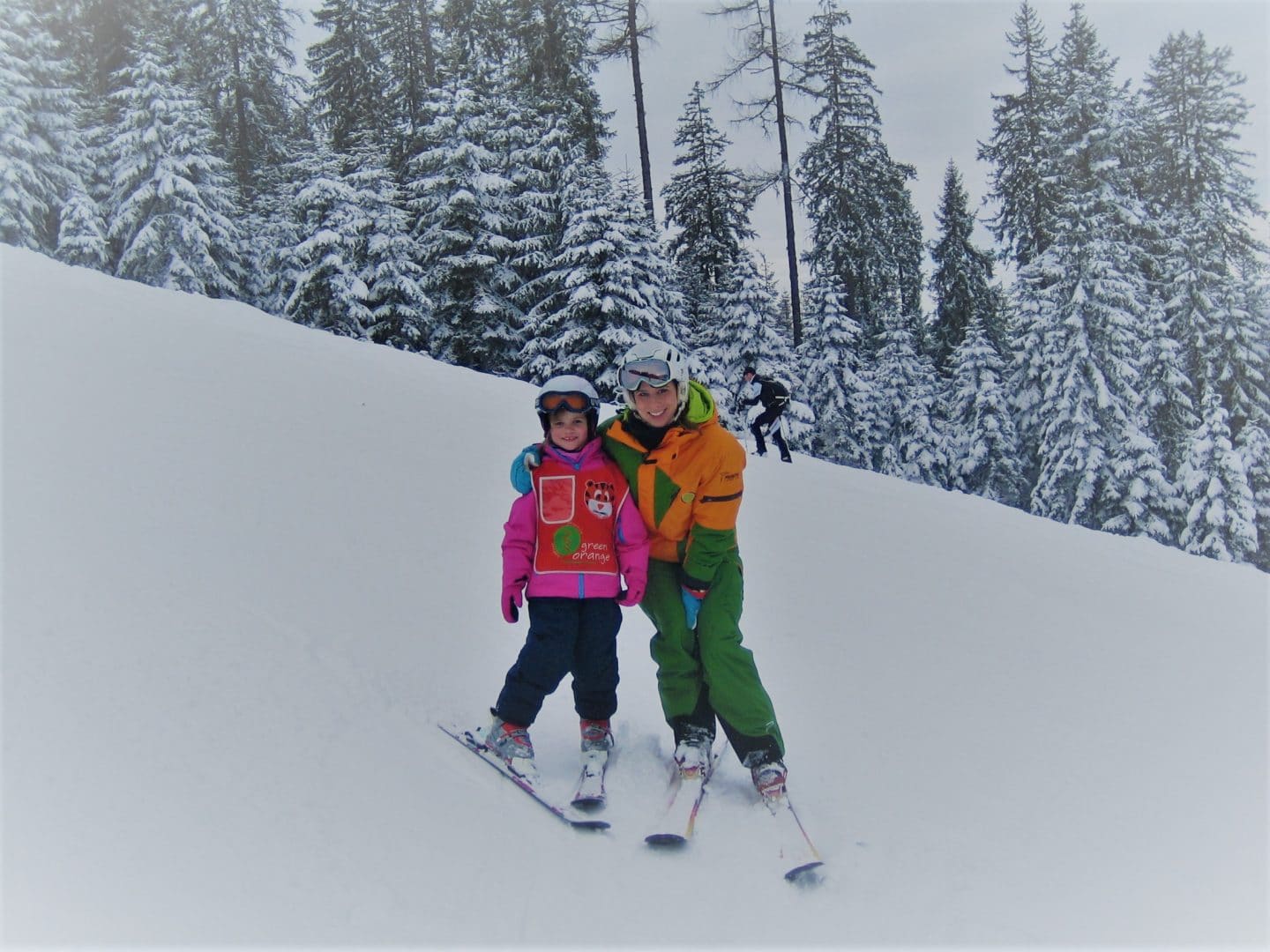 Skilehrerin mit Kind beim Training
