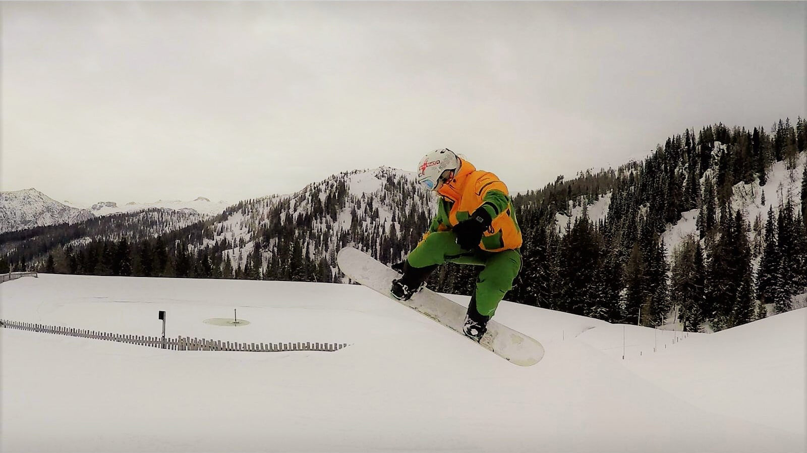Green Orange Snowboard in Aktion