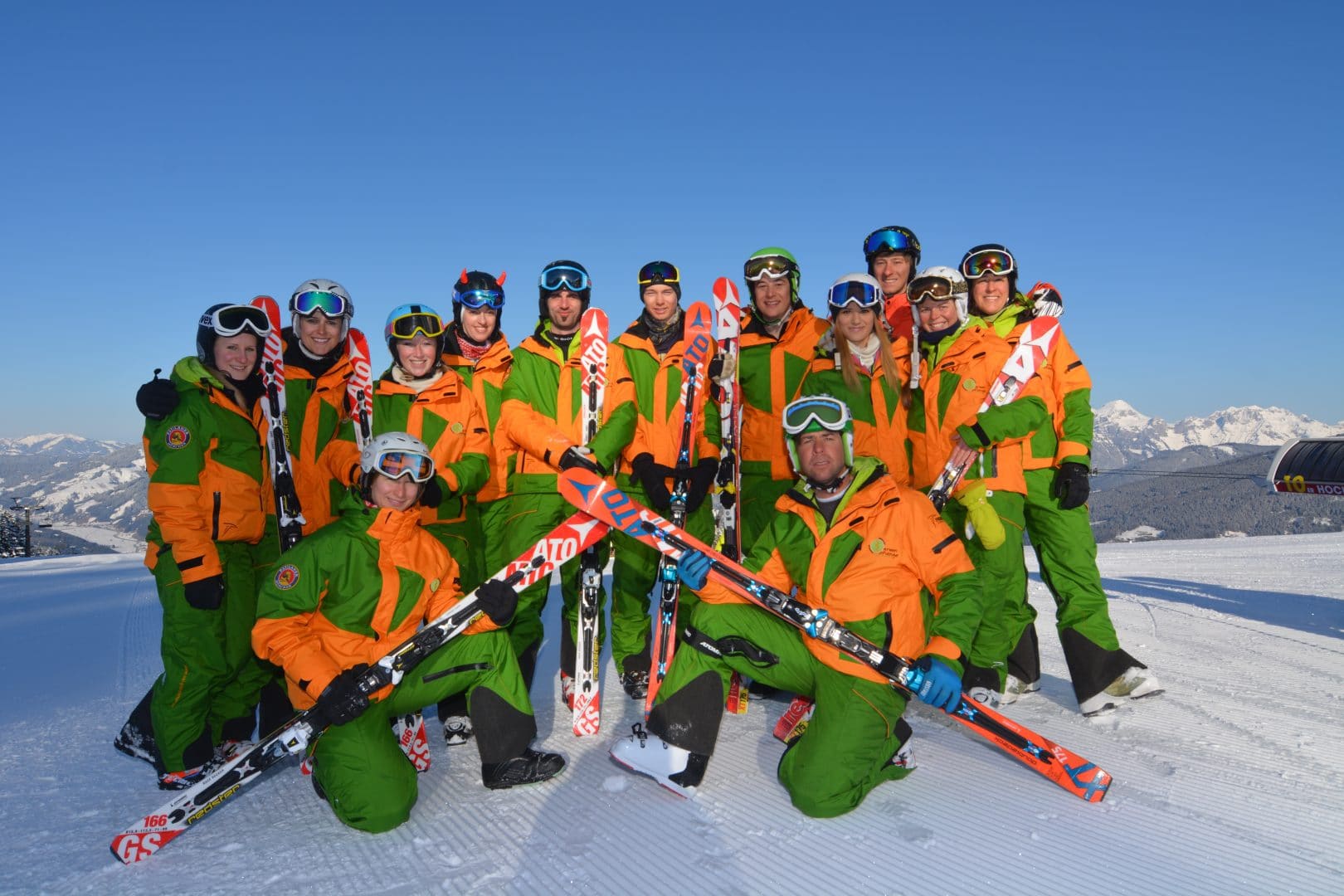 Team-Foto der Schischule greenorange