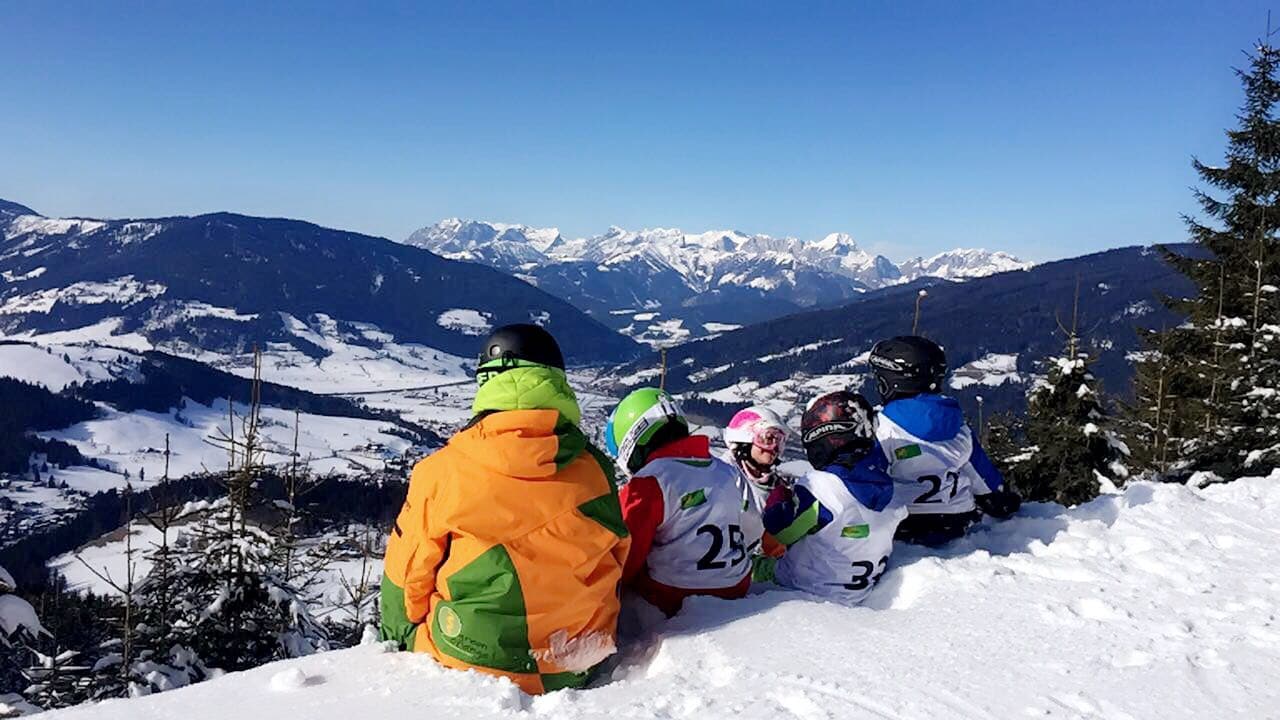 Pause im Kinder-Schikurs mit tollem Blick auf die Berge